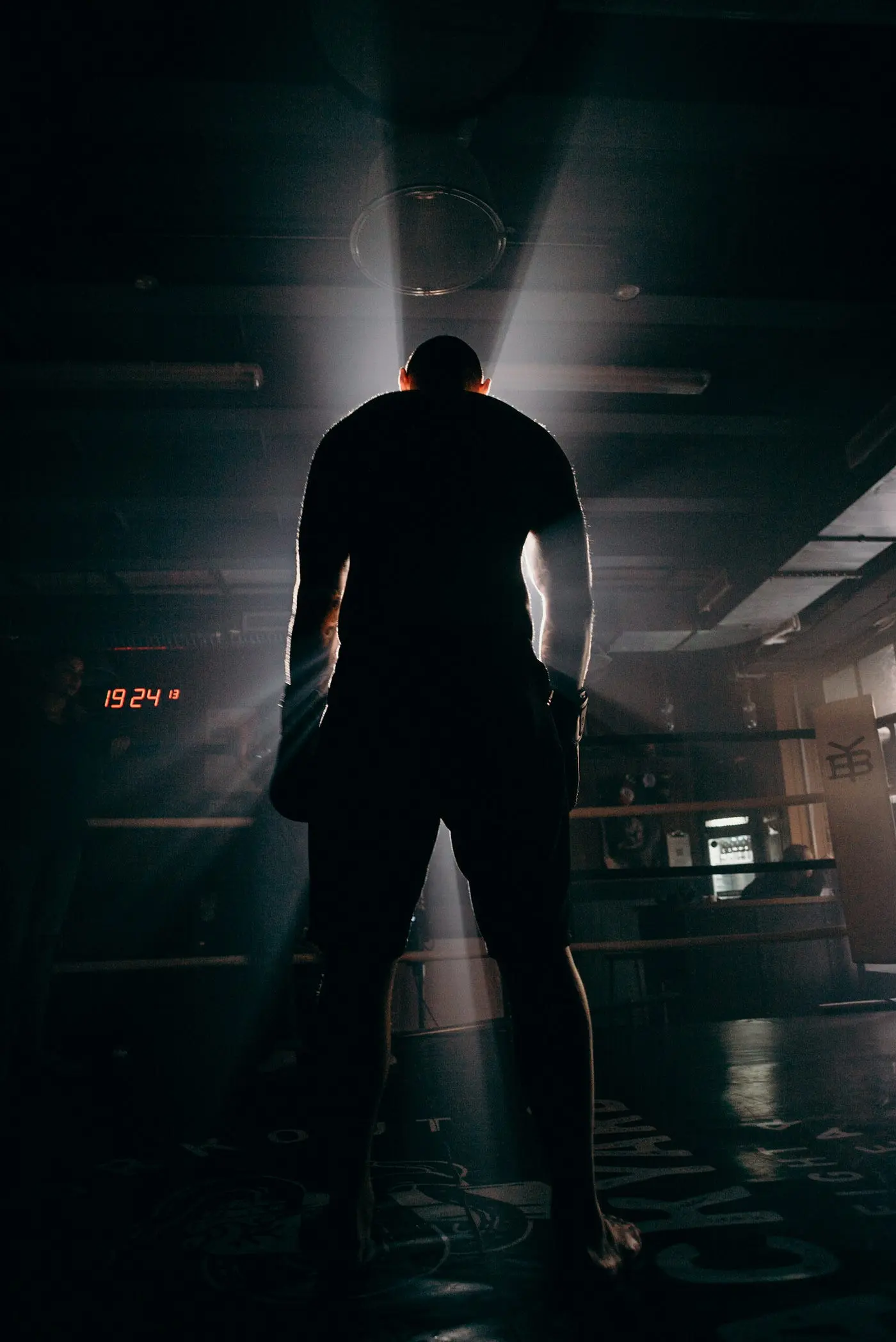 Fotografía de referencia de un boxeador preparándose en el ring